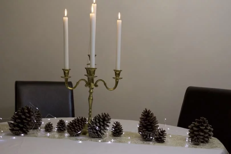 Préparation d'une table de fêtes Préparation d'une table de fêtes