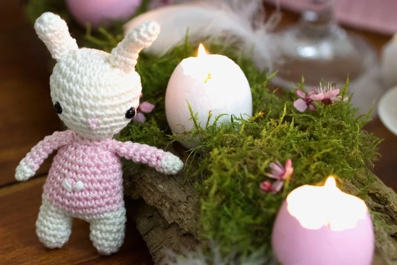 Un Lapin tout doux pou une jolie table pour Pâques.