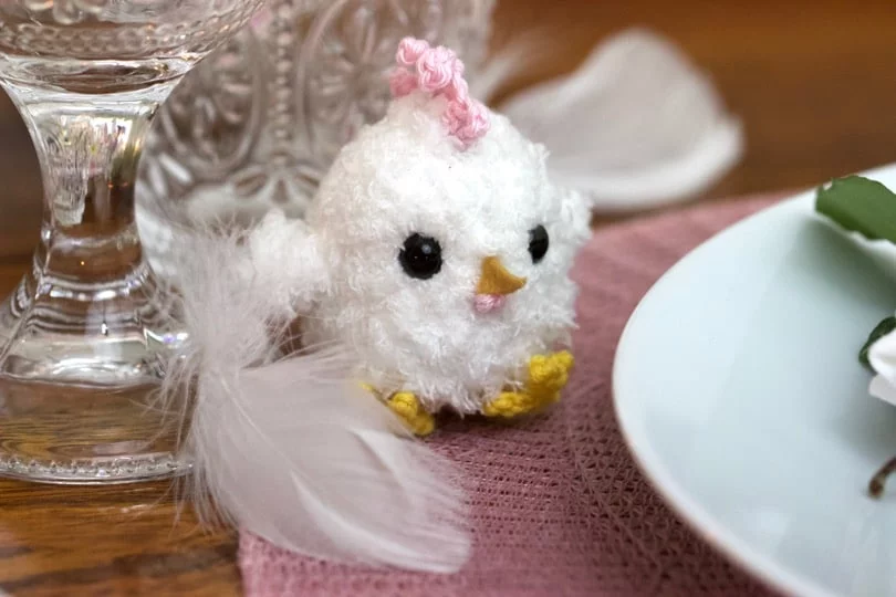 Poussin adorable pour une jolie table pour pâques.