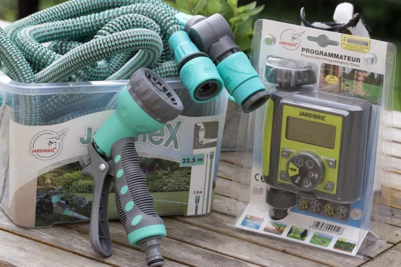 Mon équipement Jardibric, tuyau extensible et programmateur pour un bon arrosage du jardin en été.