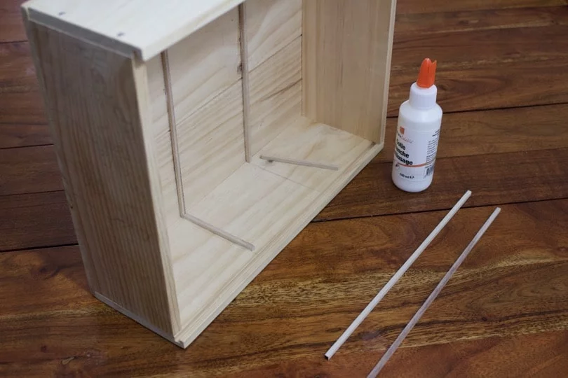 Positionnement des baguettes en bois pour les compartiments de la boîte à graines